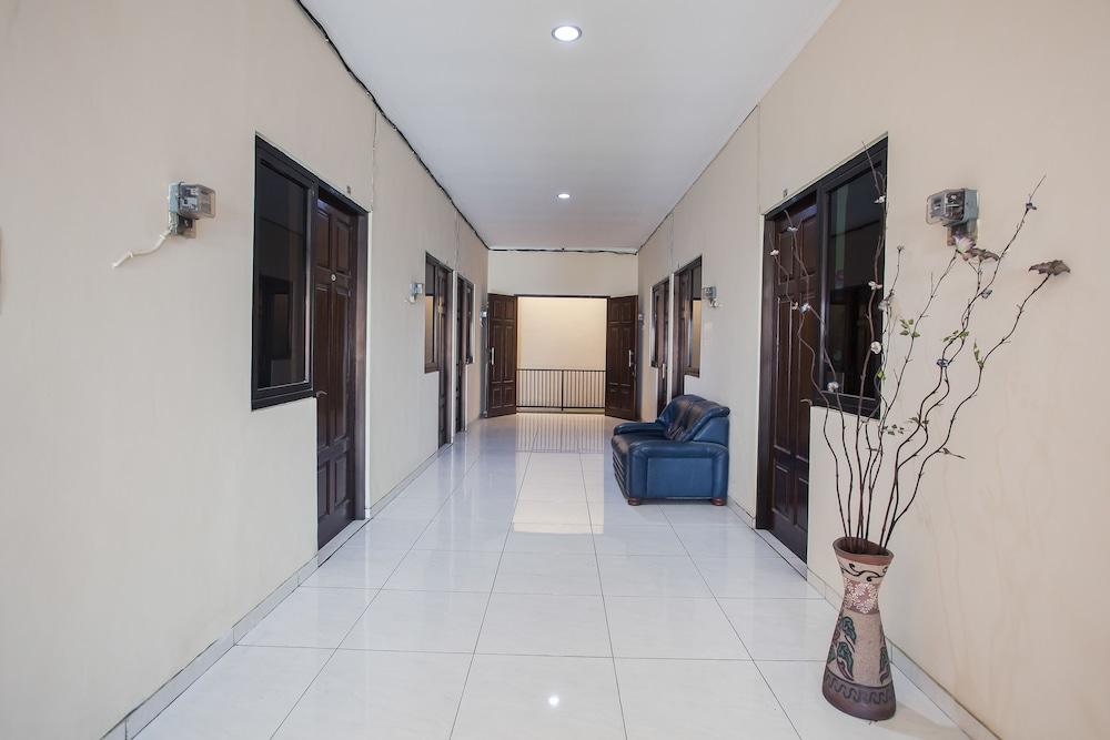 Reddoorz At Graha 99 Simomulyo Hotel Surabaya Bagian luar foto