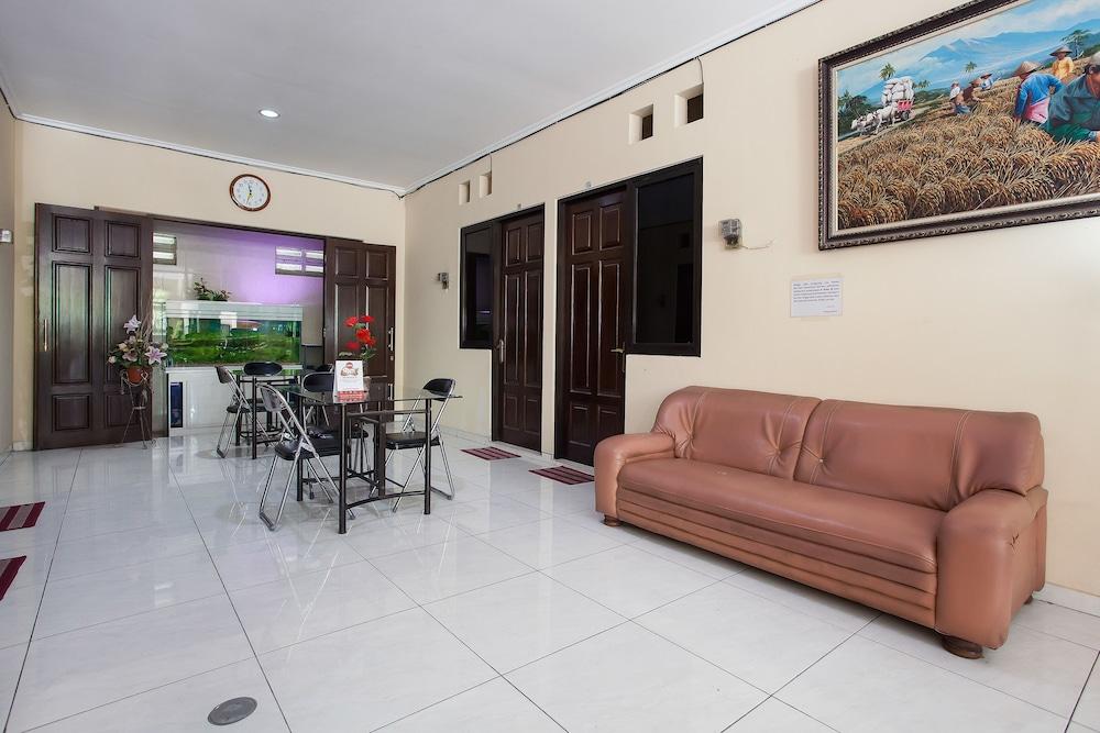 Reddoorz At Graha 99 Simomulyo Hotel Surabaya Bagian luar foto