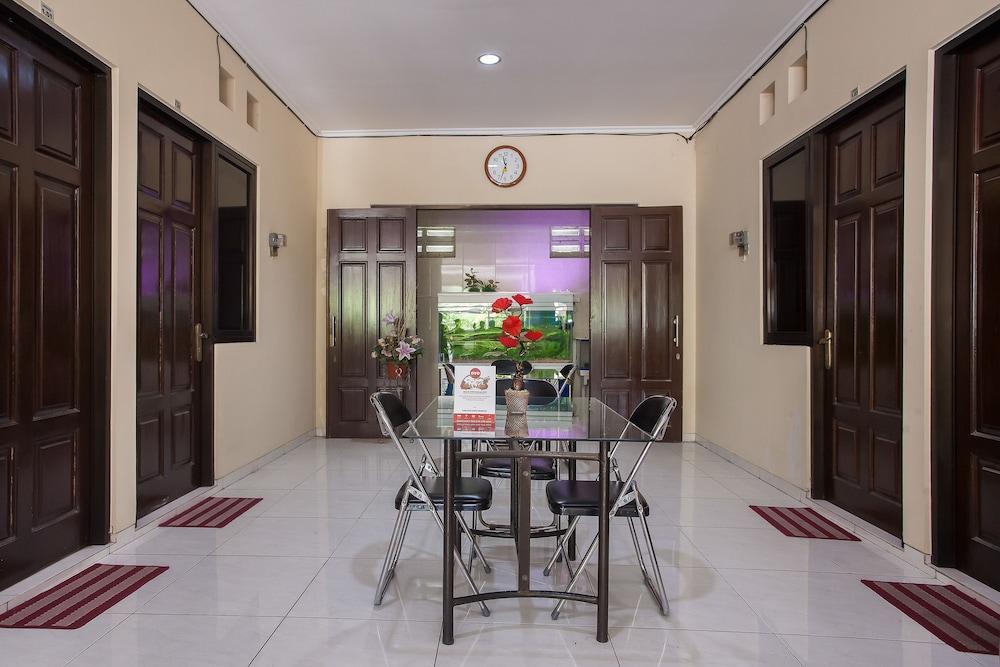 Reddoorz At Graha 99 Simomulyo Hotel Surabaya Bagian luar foto