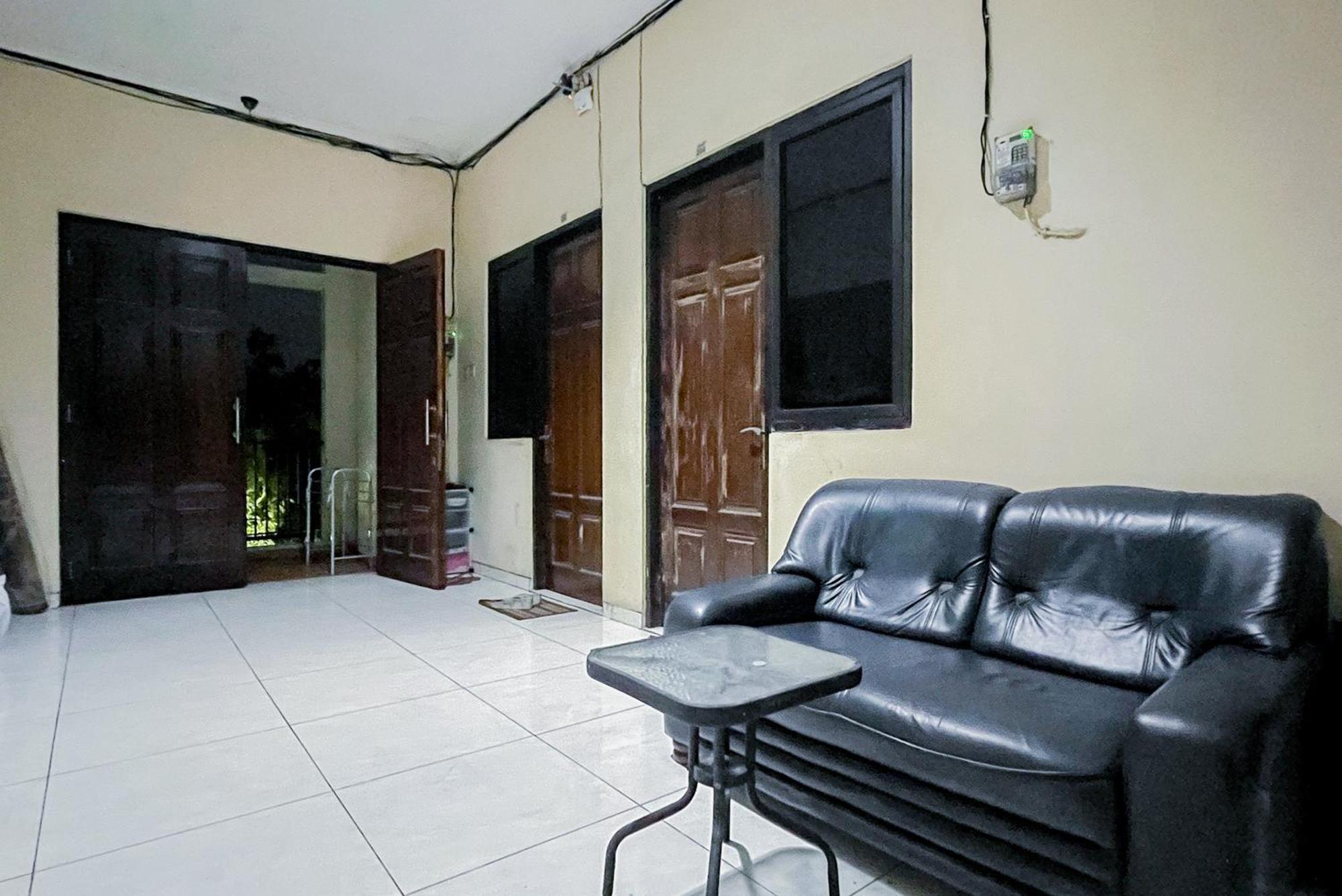 Reddoorz At Graha 99 Simomulyo Hotel Surabaya Bagian luar foto