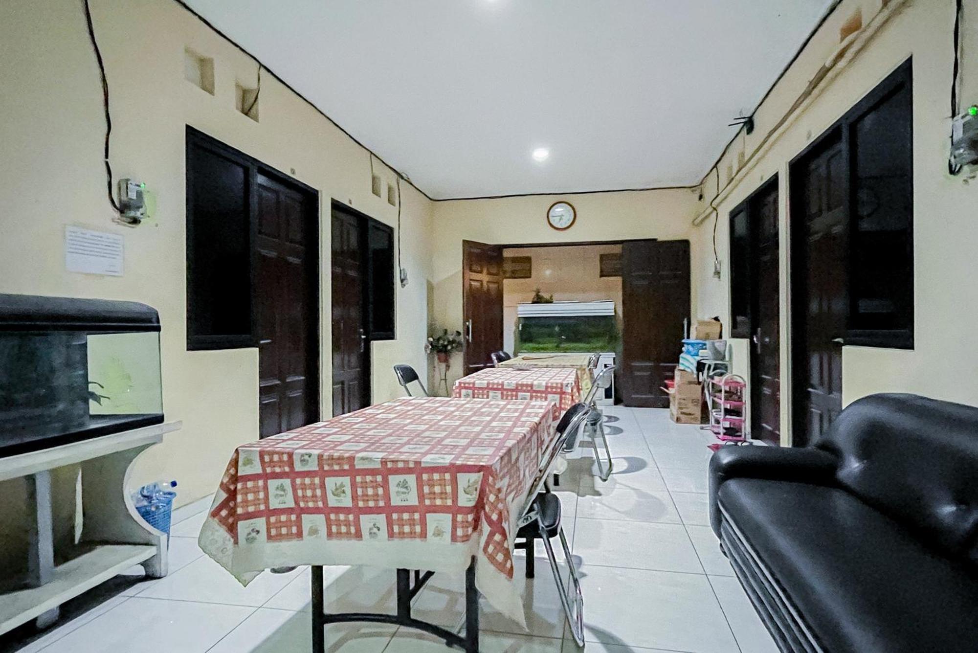 Reddoorz At Graha 99 Simomulyo Hotel Surabaya Bagian luar foto