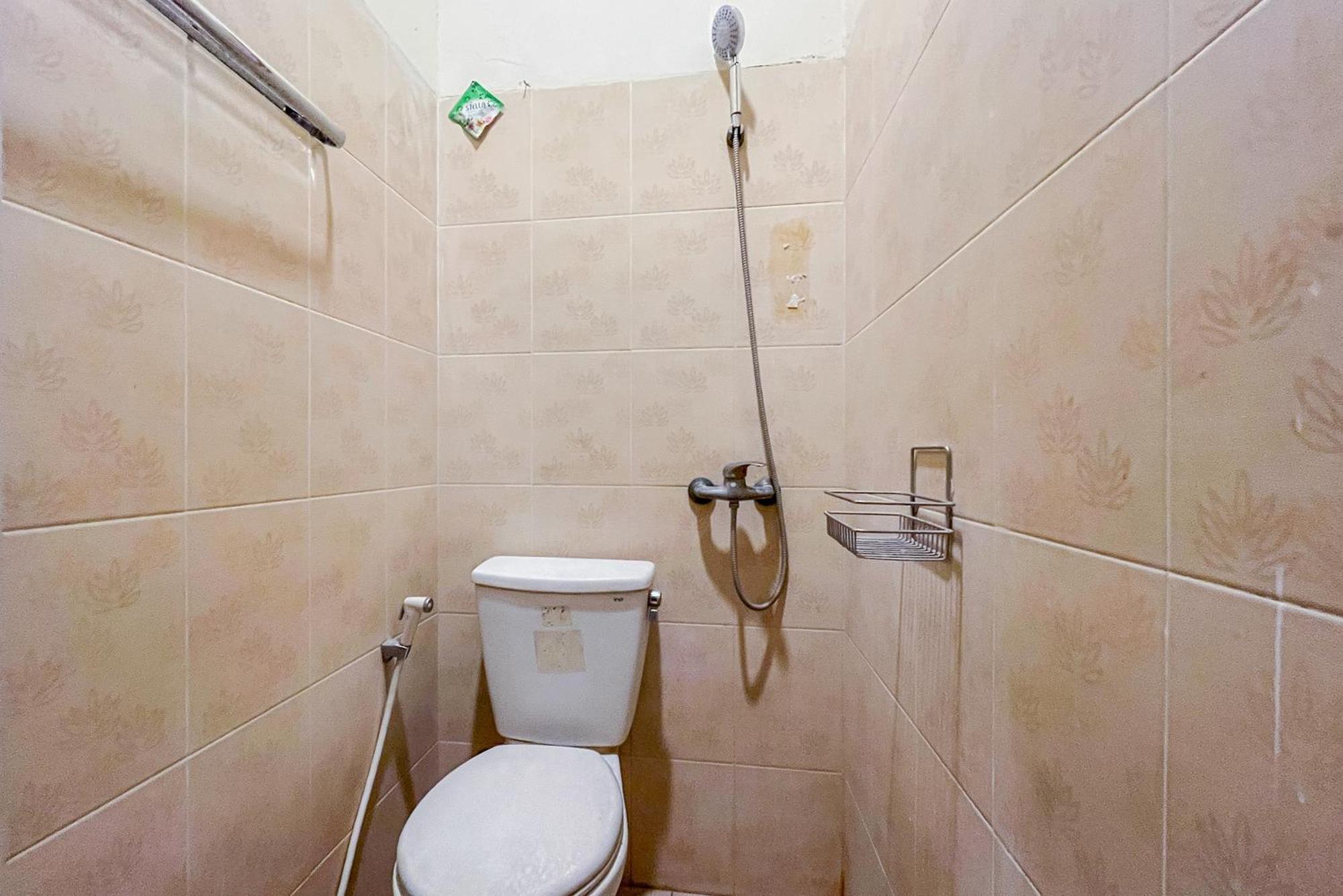 Reddoorz At Graha 99 Simomulyo Hotel Surabaya Bagian luar foto