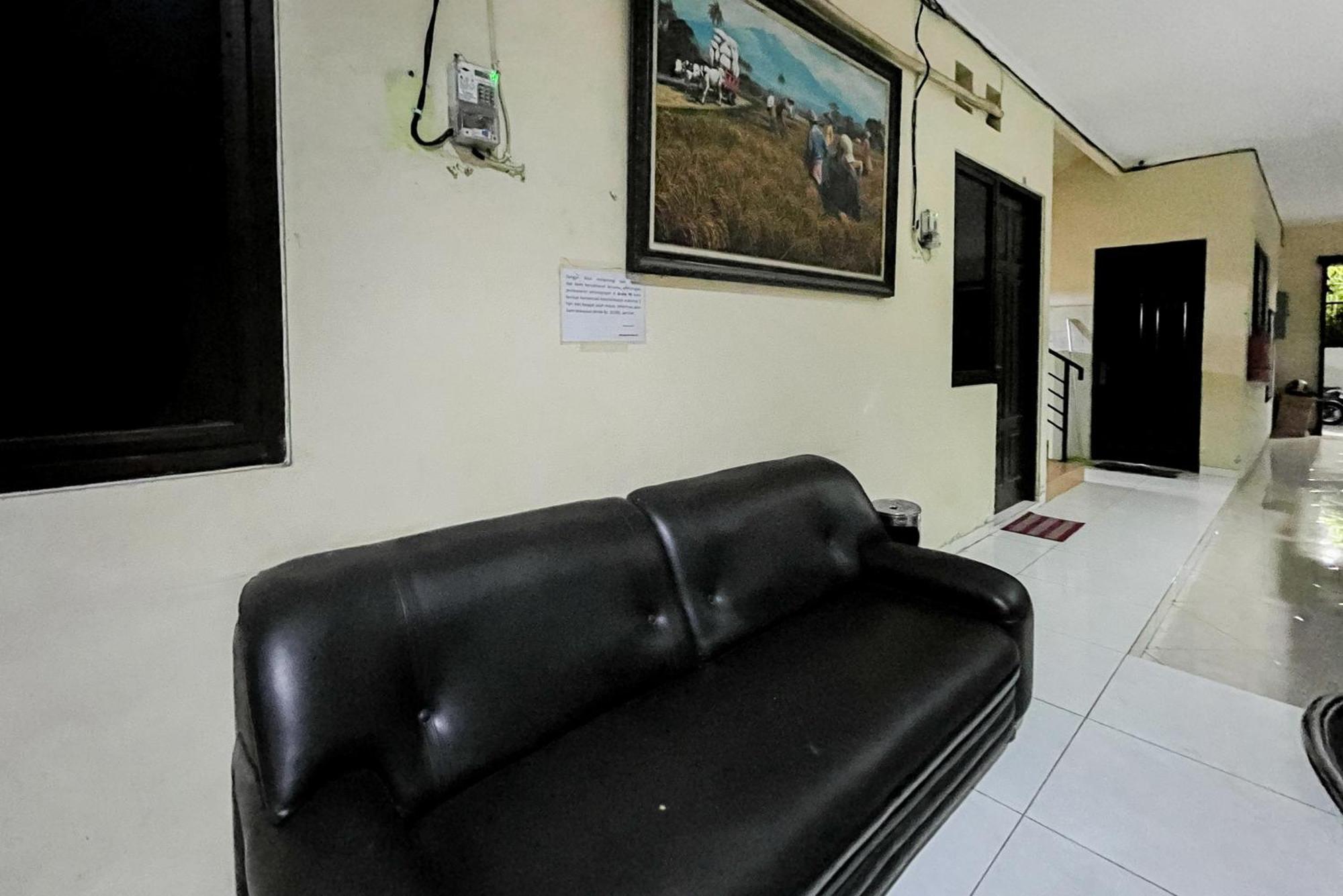 Reddoorz At Graha 99 Simomulyo Hotel Surabaya Bagian luar foto