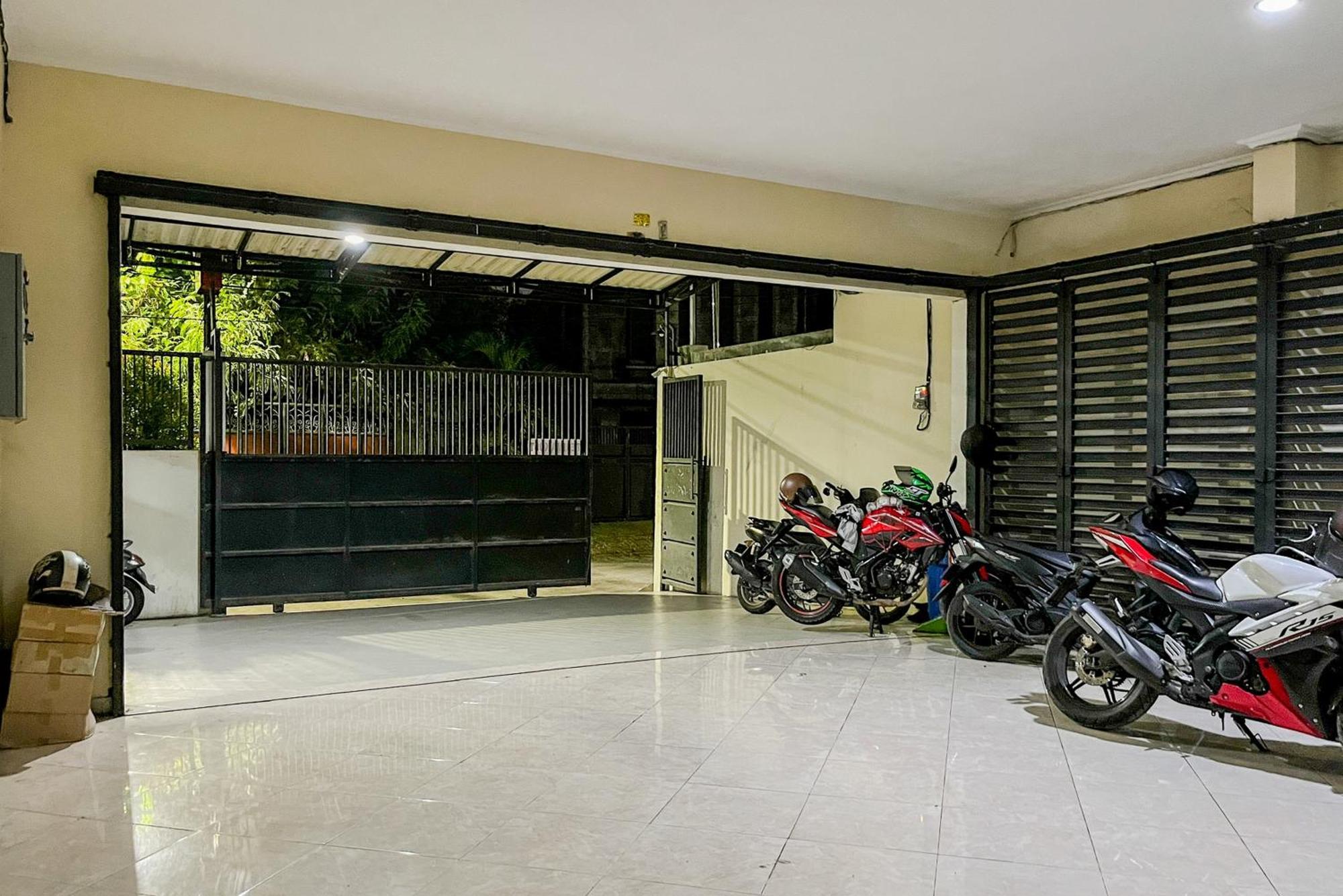 Reddoorz At Graha 99 Simomulyo Hotel Surabaya Bagian luar foto