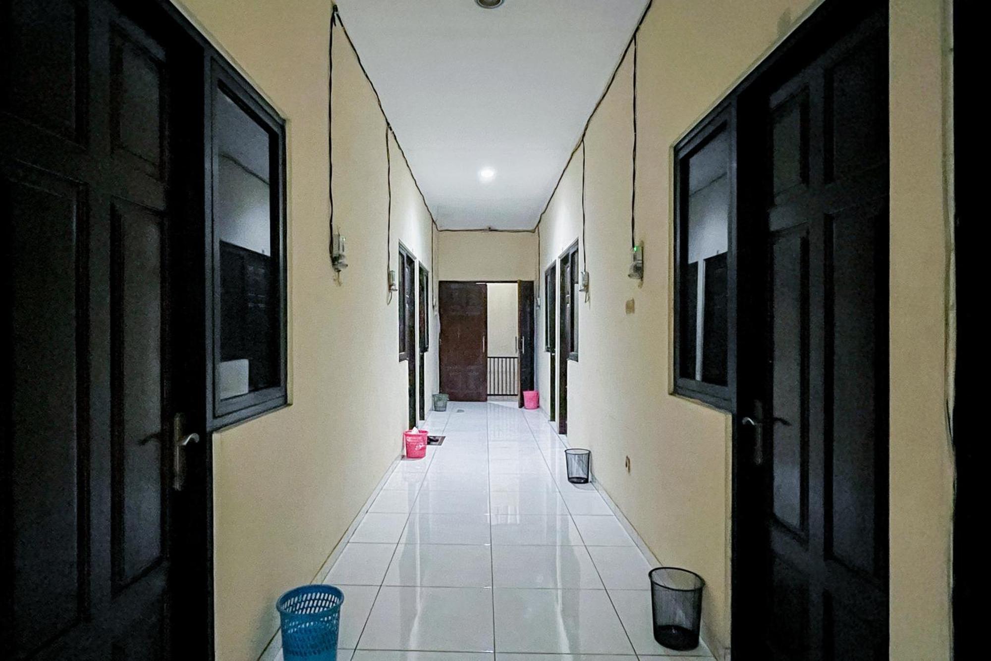 Reddoorz At Graha 99 Simomulyo Hotel Surabaya Bagian luar foto